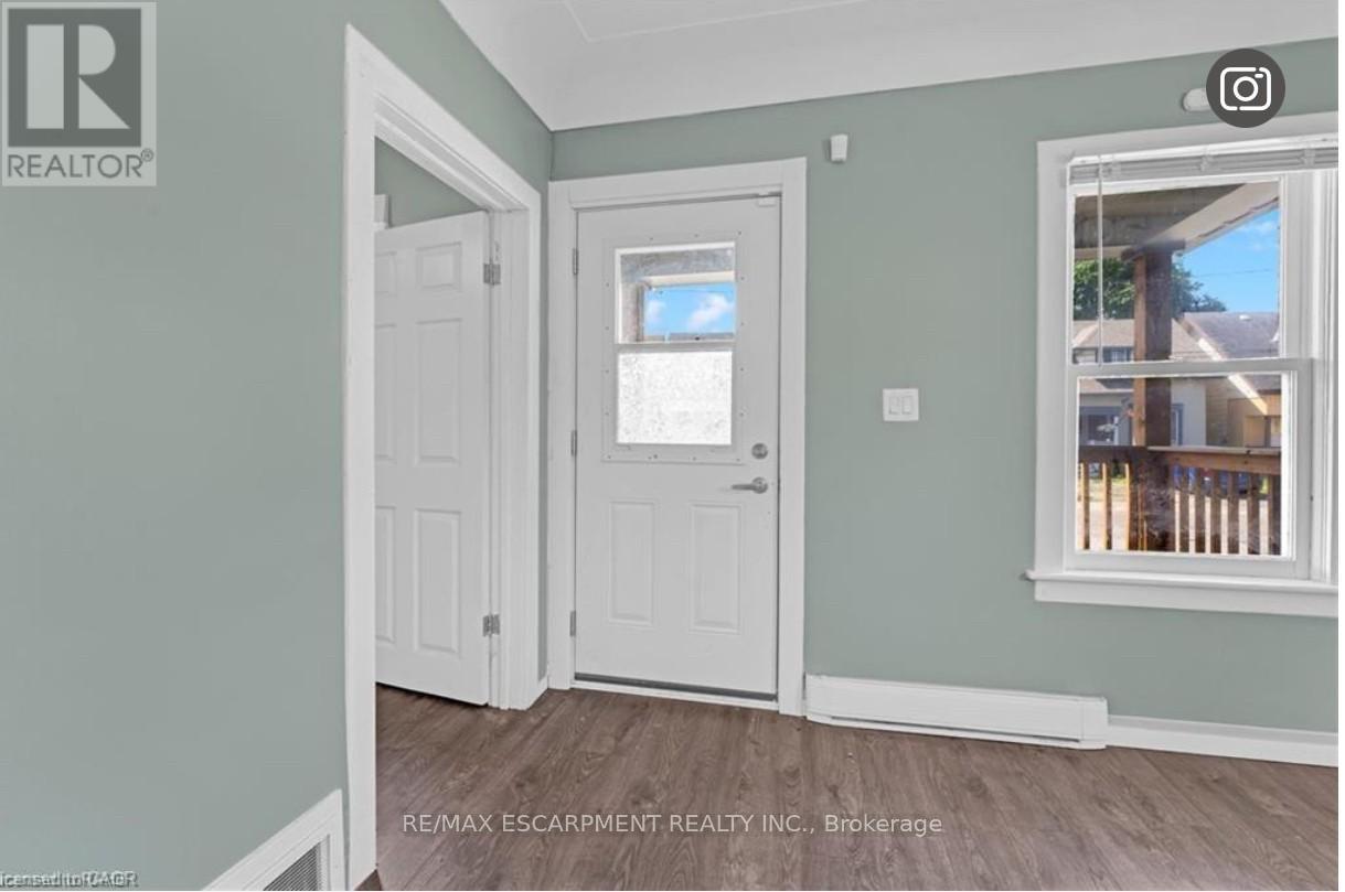 Main - 34 Welland Street, Welland, Ontario  L8M 3B8 - Photo 2 - X12446561