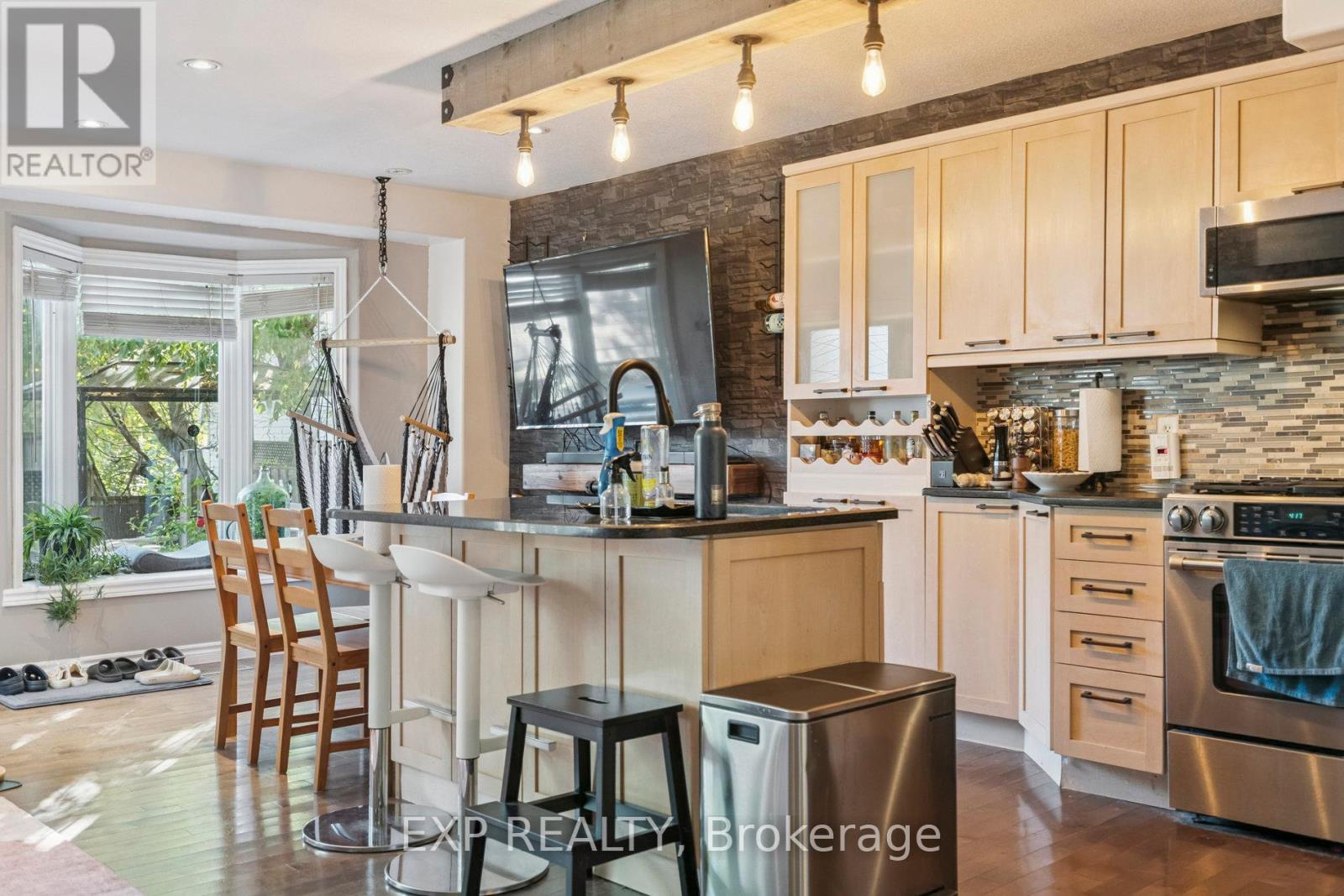 27 Pettit Street, Hamilton, Ontario  L8E 5V7 - Photo 11 - X12446572