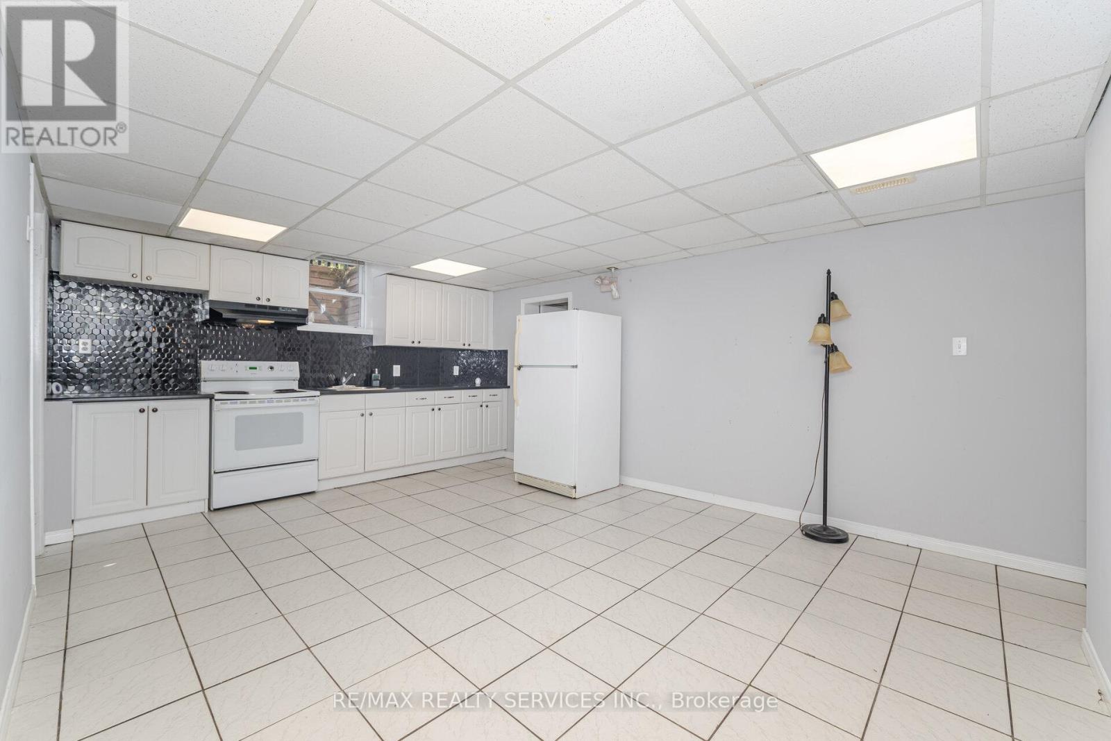 (Lower Level) - 21 Beverley Street, Waterloo, Ontario  N2L 2H5 - Photo 9 - X12365071