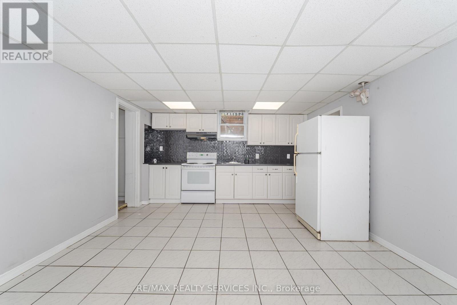 (Lower Level) - 21 Beverley Street, Waterloo, Ontario  N2L 2H5 - Photo 10 - X12365071