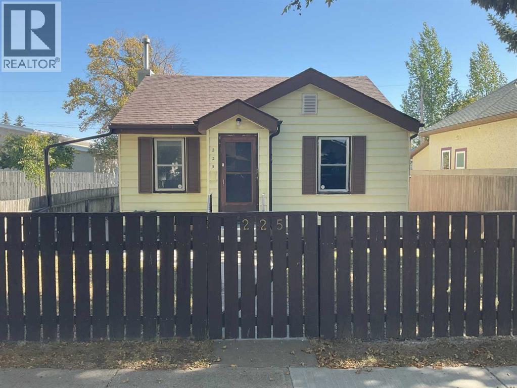 225 15 Street N, Lethbridge, Alberta  T1H 2X5 - Photo 2 - A2260073