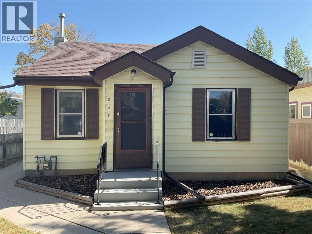 225 15 Street N, Lethbridge, Alberta  T1H 2X5 - Photo 1 - A2260073