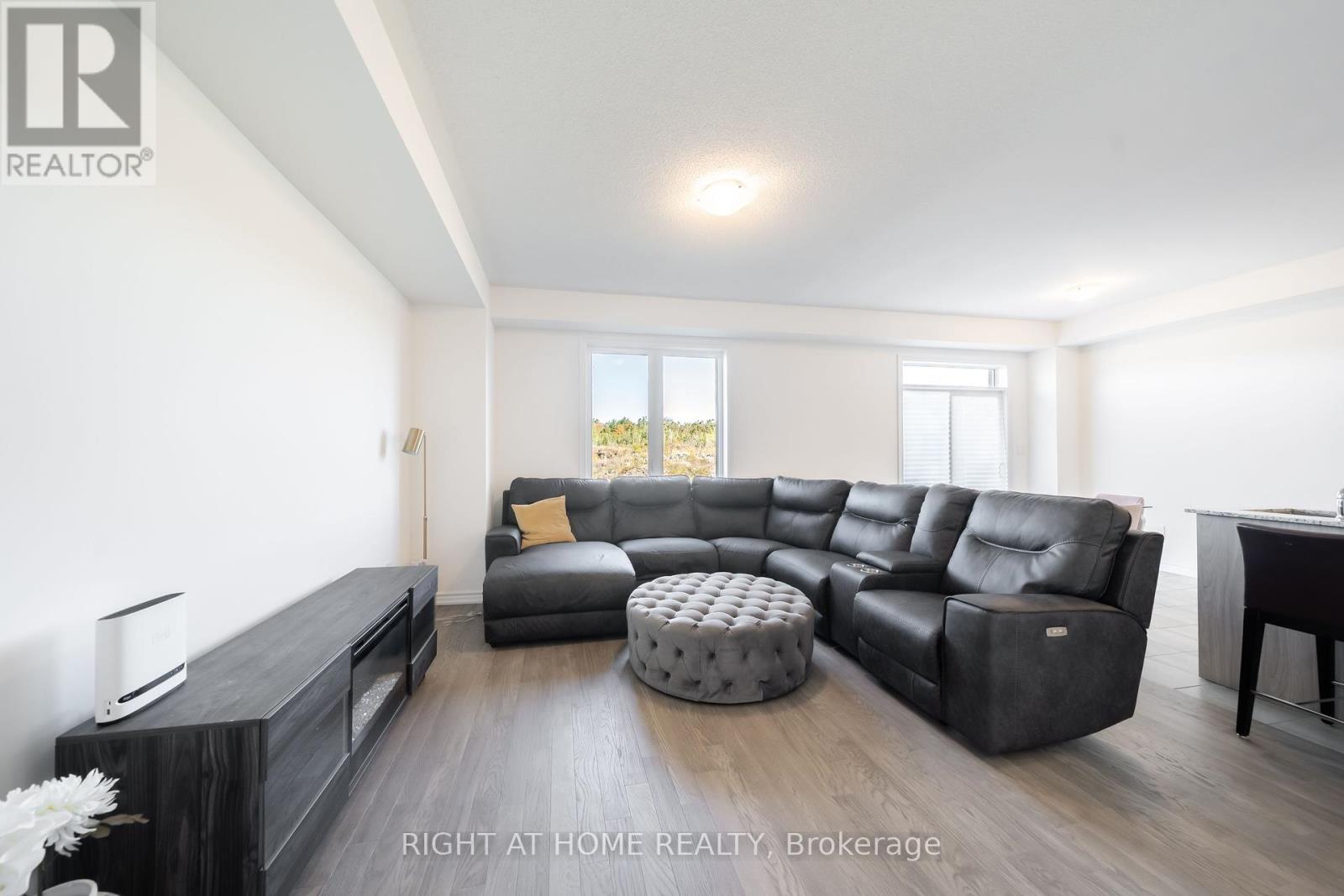 32 Hillcroft Way, Kawartha Lakes, Ontario  K0M 1A0 - Photo 11 - X12433807