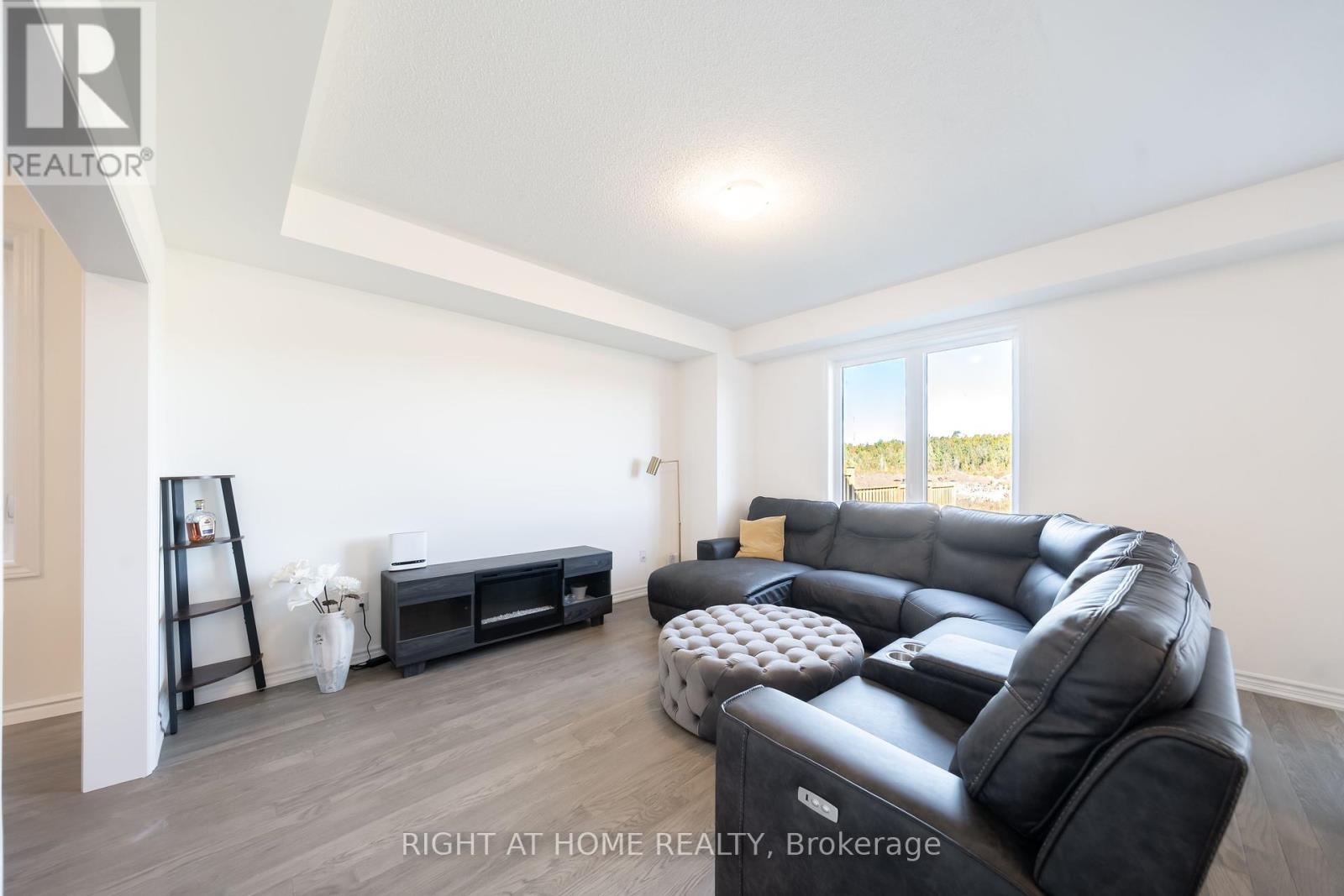 32 Hillcroft Way, Kawartha Lakes, Ontario  K0M 1A0 - Photo 12 - X12433807