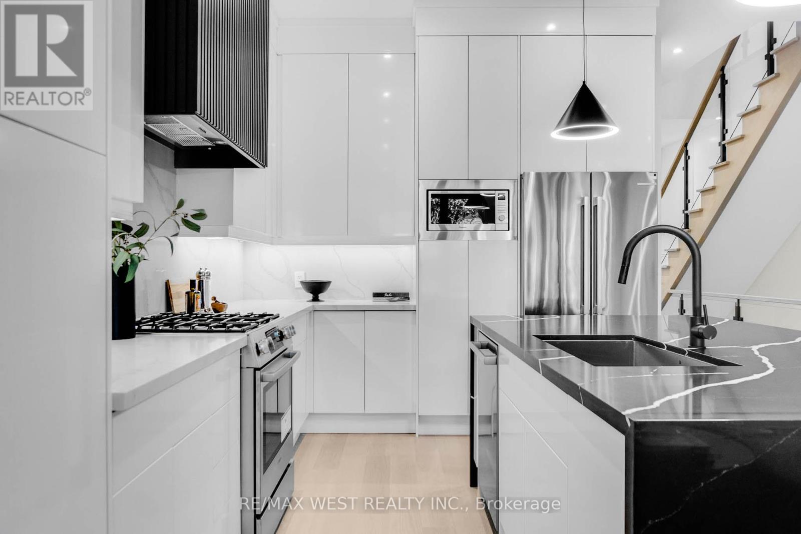 12a Foch Avenue, Toronto, Ontario  M8W 3X1 - Photo 4 - W12442471