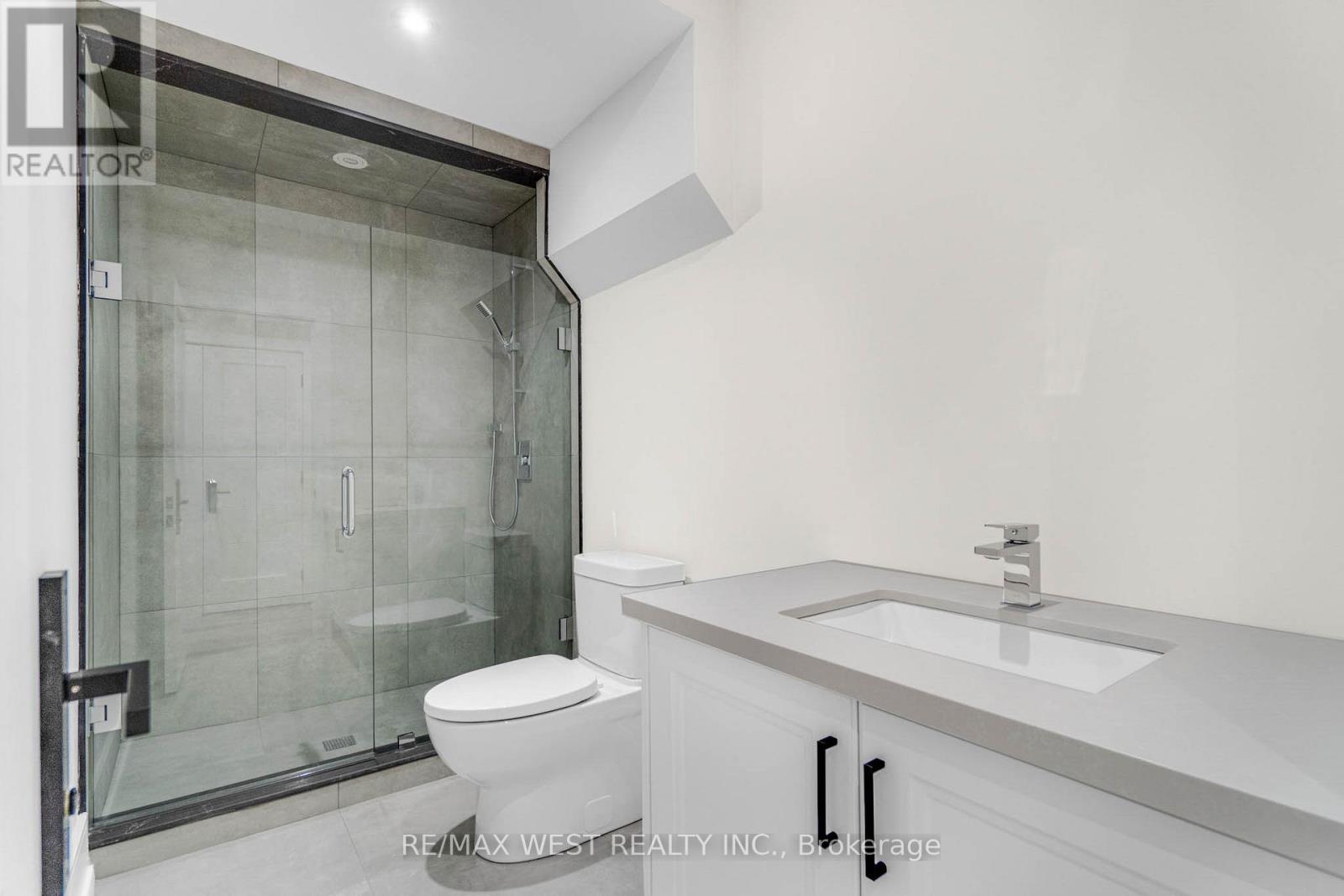 12a Foch Avenue, Toronto, Ontario  M8W 3X1 - Photo 11 - W12442471