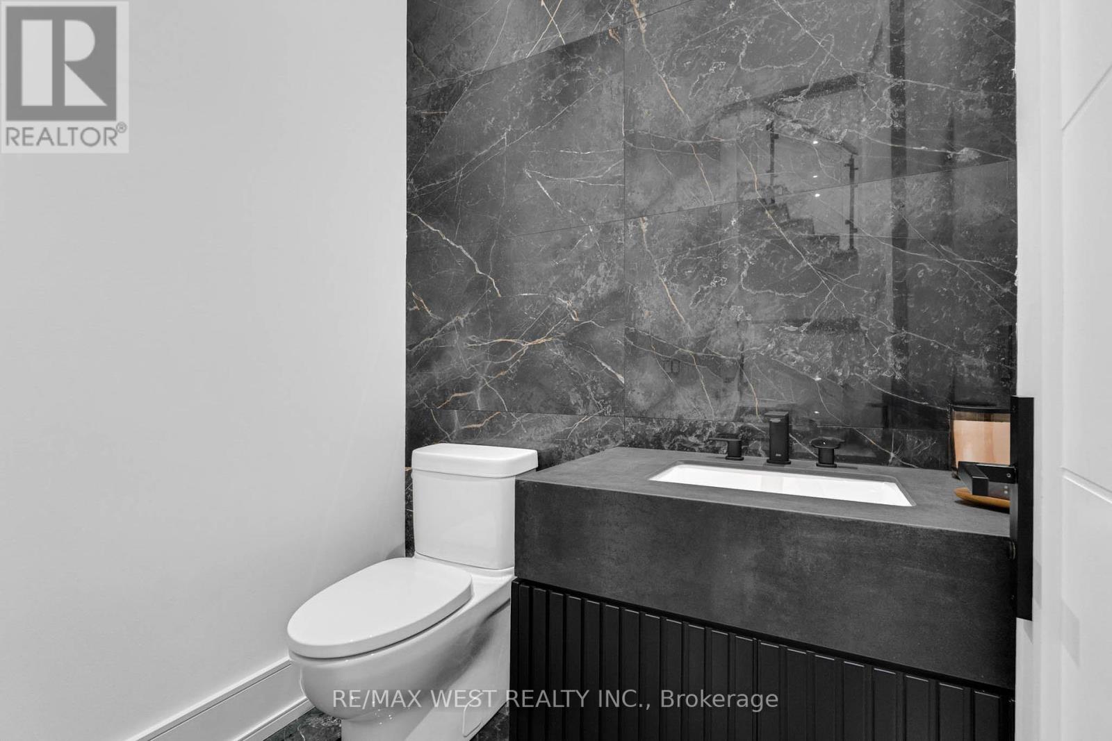 12a Foch Avenue, Toronto, Ontario  M8W 3X1 - Photo 6 - W12442471