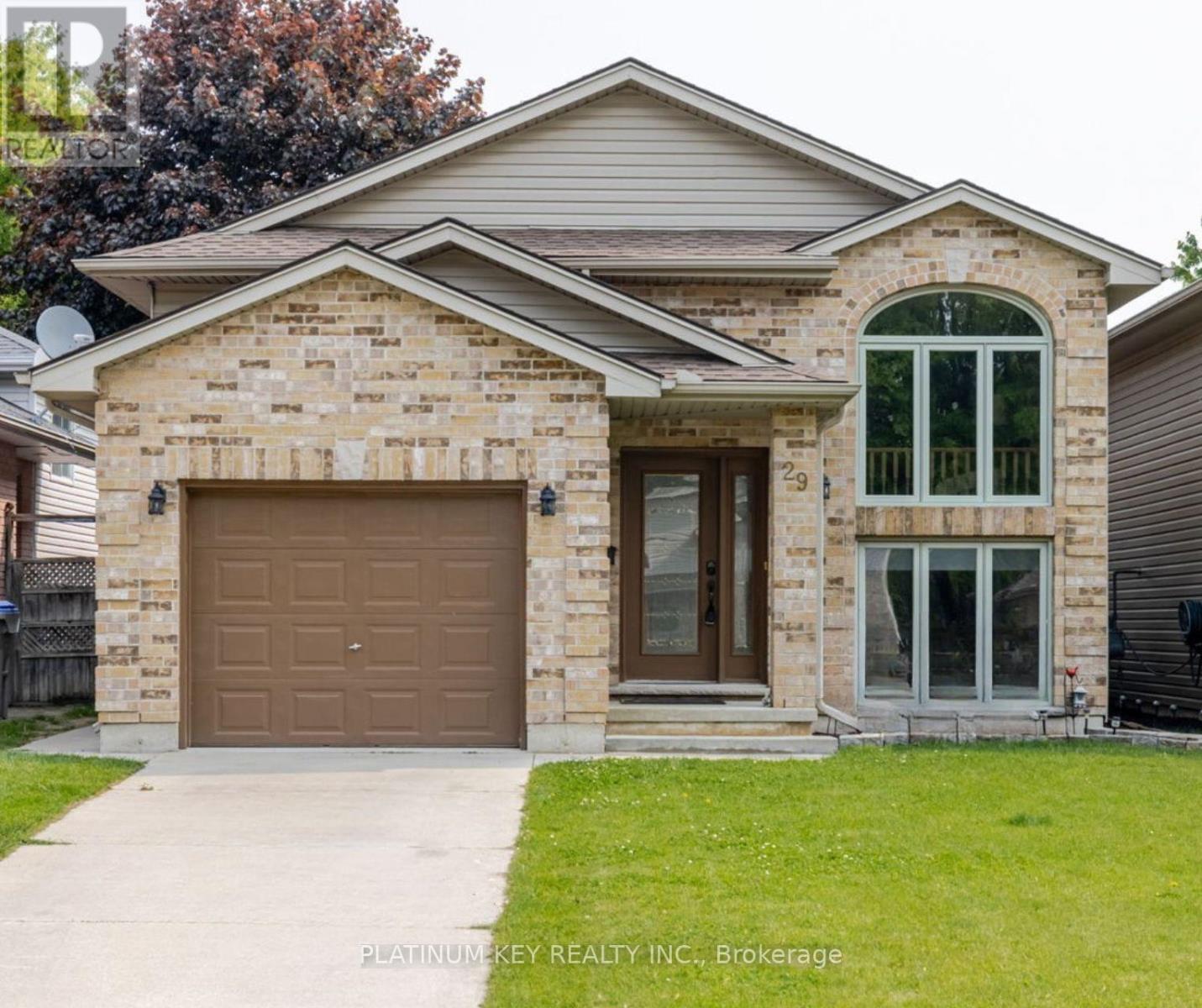 29 Dell Drive, Strathroy-Caradoc (Sw), Ontario  N7G 1C6 - Photo 1 - X12446254