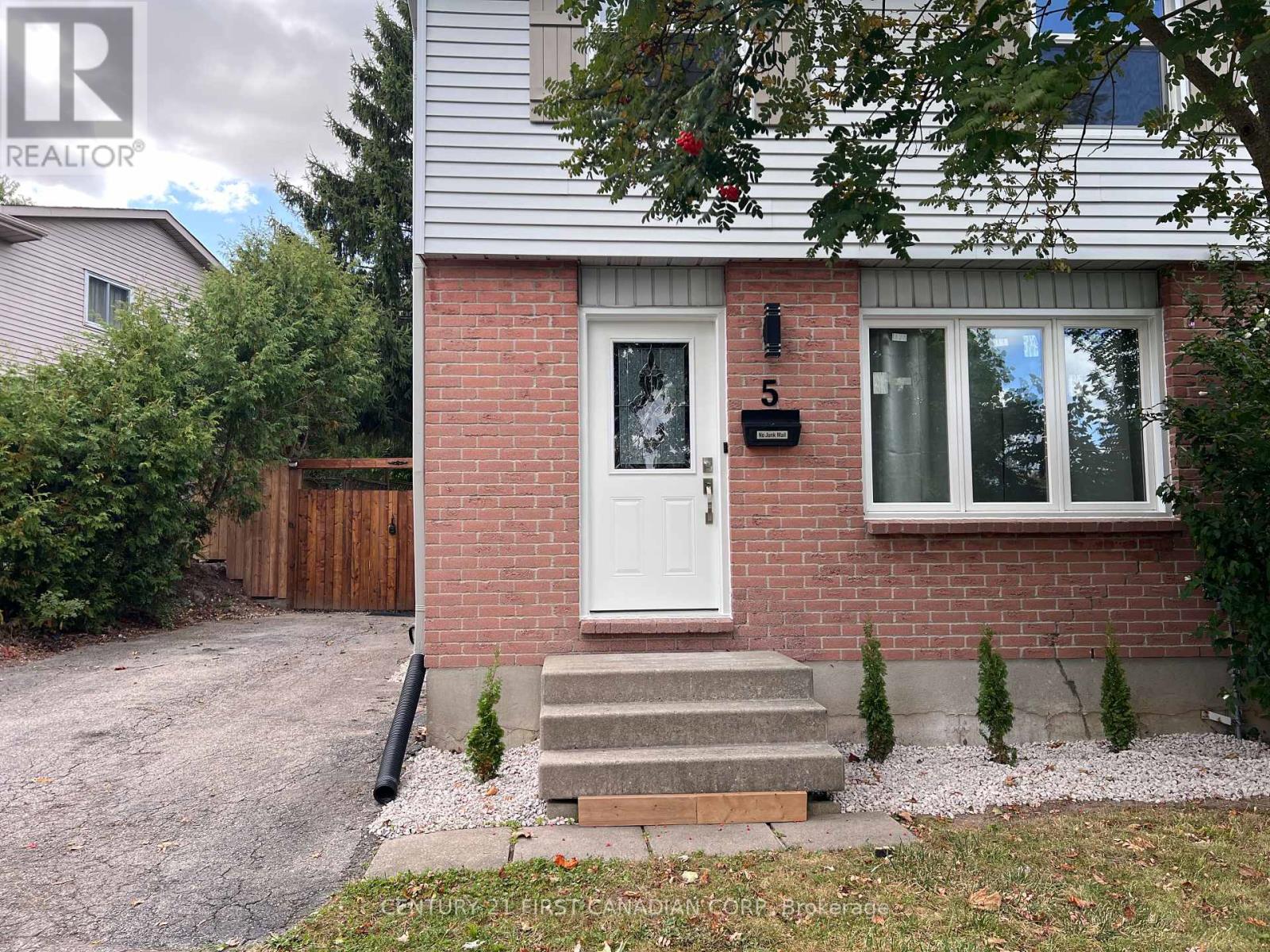 5 Chiddington Gate, London South (South R), Ontario  N6C 5K9 - Photo 1 - X12446788