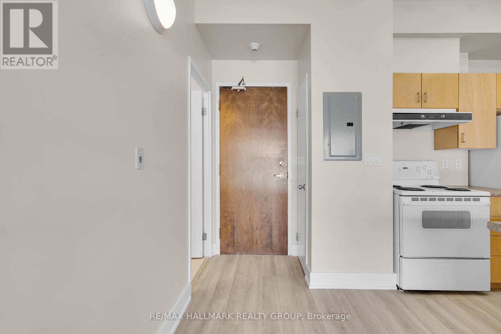 210 - 180 York Street, Ottawa, Ontario  K1N 1J6 - Photo 3 - X12446863