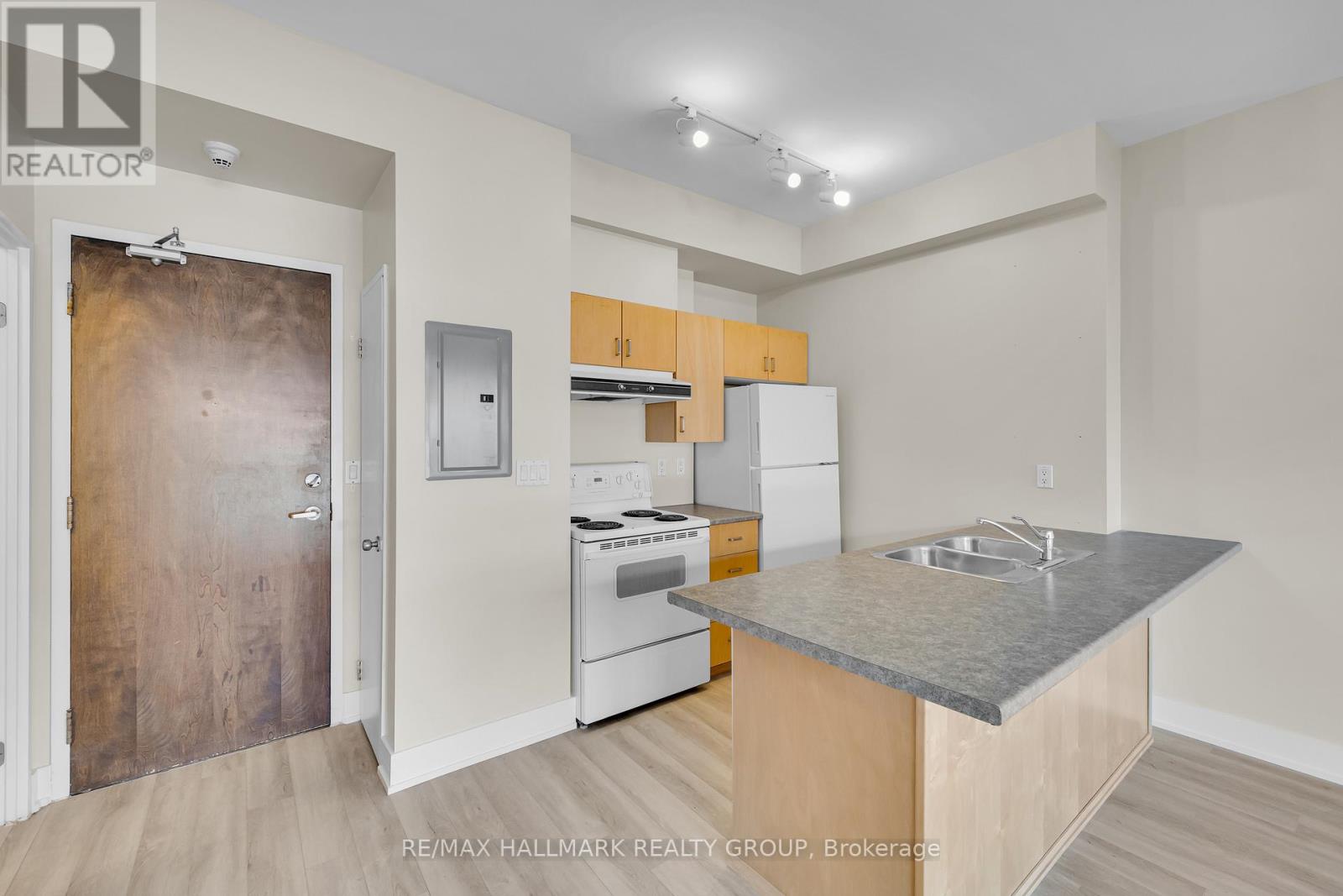 210 - 180 York Street, Ottawa, Ontario  K1N 1J6 - Photo 5 - X12446863