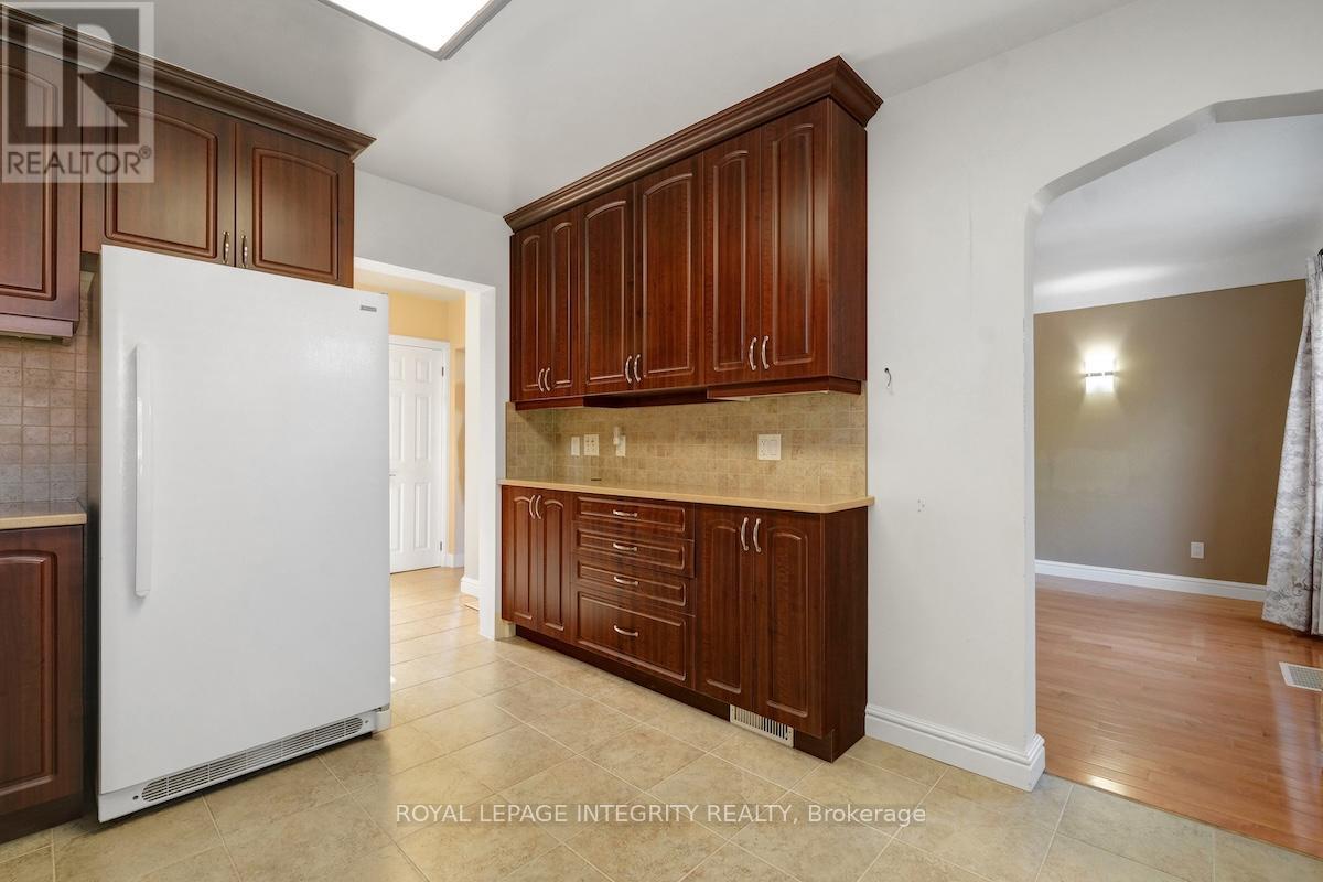 348 Lafontaine Avenue, Ottawa, Ontario  K1L 6X5 - Photo 11 - X12446951