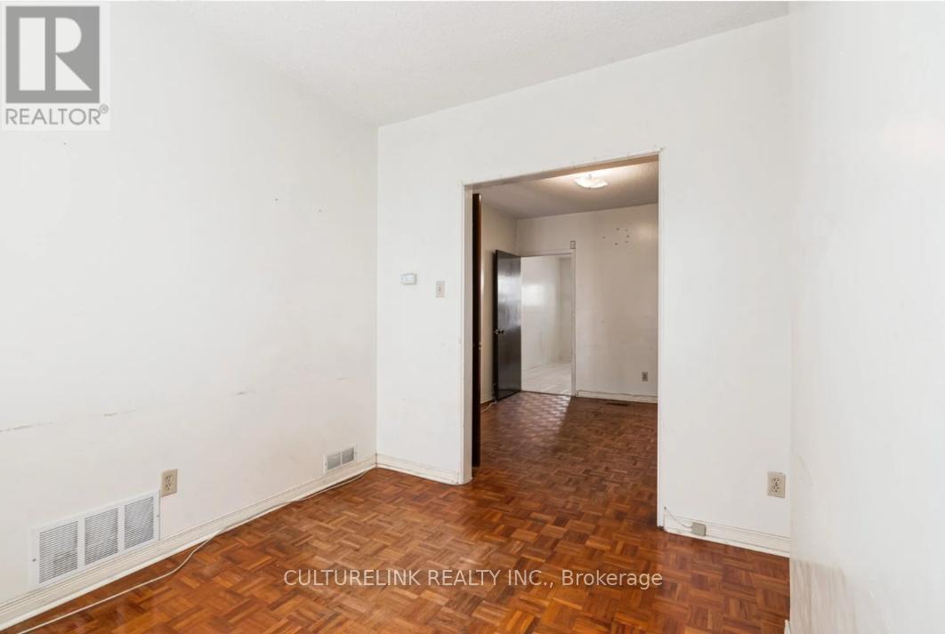 10 Clinton Place, Toronto, Ontario  M6G 1J9 - Photo 10 - C12446746