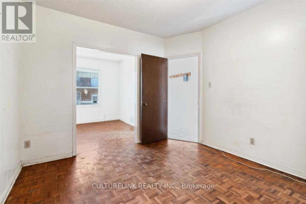 10 Clinton Place, Toronto, Ontario  M6G 1J9 - Photo 11 - C12446746