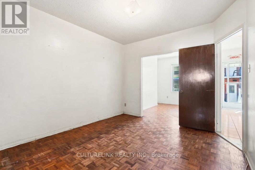10 Clinton Place, Toronto, Ontario  M6G 1J9 - Photo 12 - C12446746