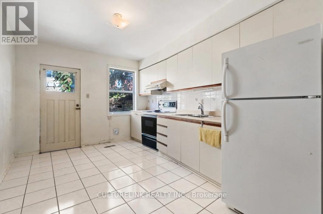 10 Clinton Place, Toronto, Ontario  M6G 1J9 - Photo 13 - C12446746