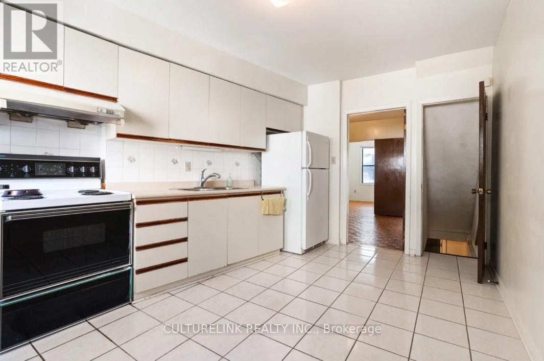 10 Clinton Place, Toronto, Ontario  M6G 1J9 - Photo 14 - C12446746