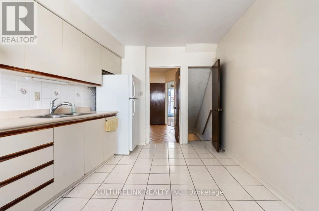 10 Clinton Place, Toronto, Ontario  M6G 1J9 - Photo 15 - C12446746