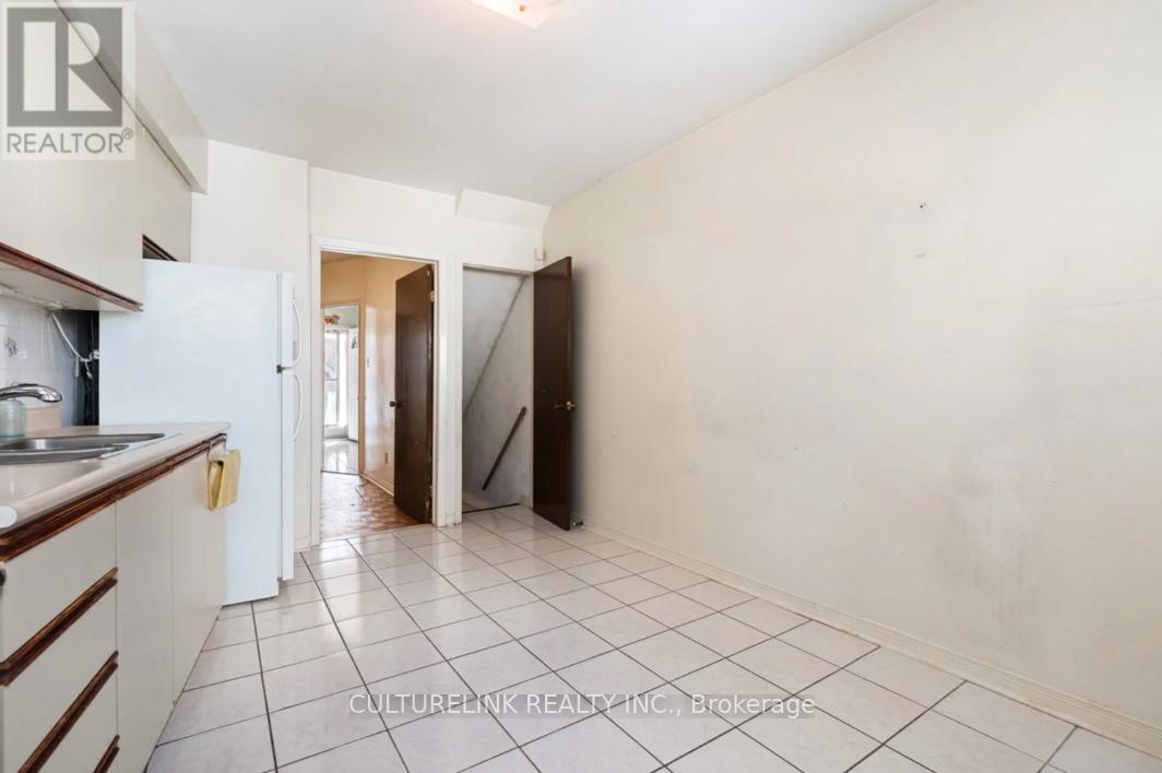 10 Clinton Place, Toronto, Ontario  M6G 1J9 - Photo 16 - C12446746