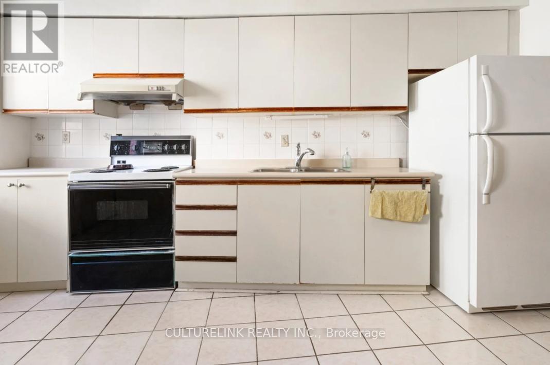 10 Clinton Place, Toronto, Ontario  M6G 1J9 - Photo 17 - C12446746