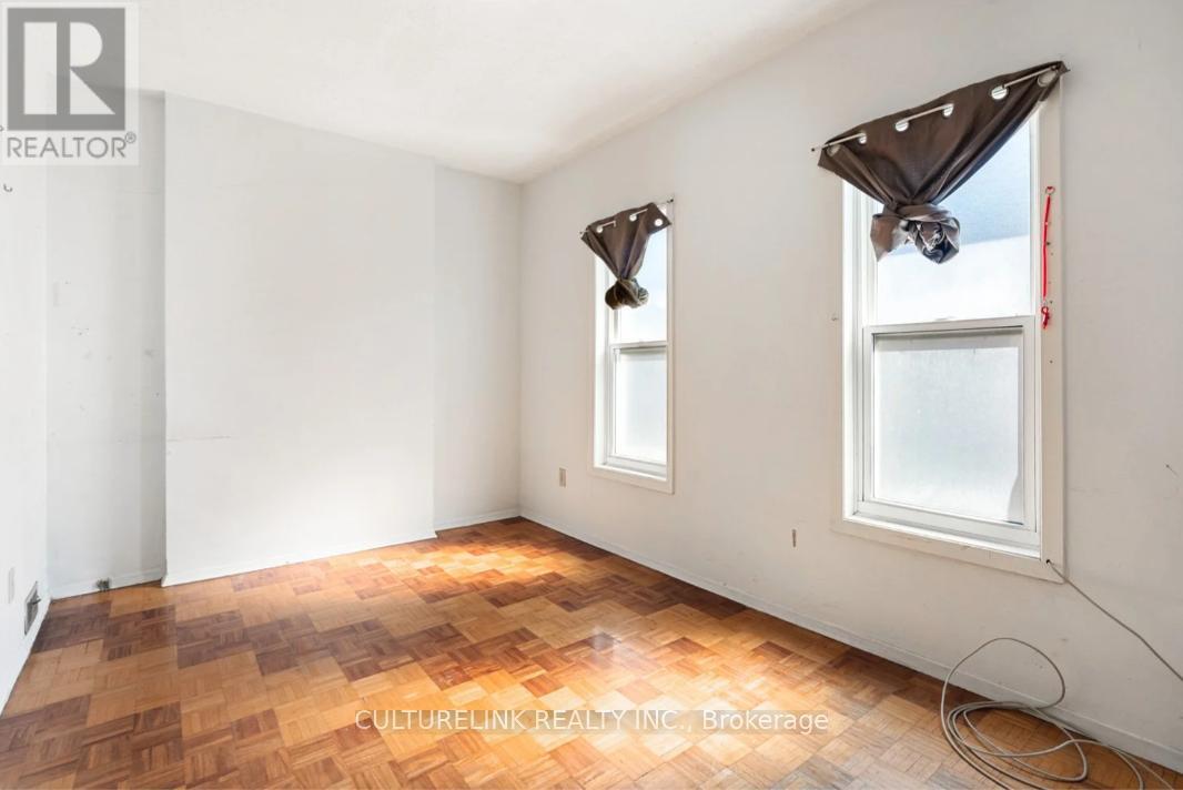 10 Clinton Place, Toronto, Ontario  M6G 1J9 - Photo 20 - C12446746