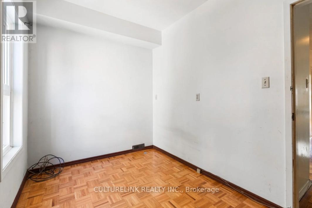 10 Clinton Place, Toronto, Ontario  M6G 1J9 - Photo 24 - C12446746