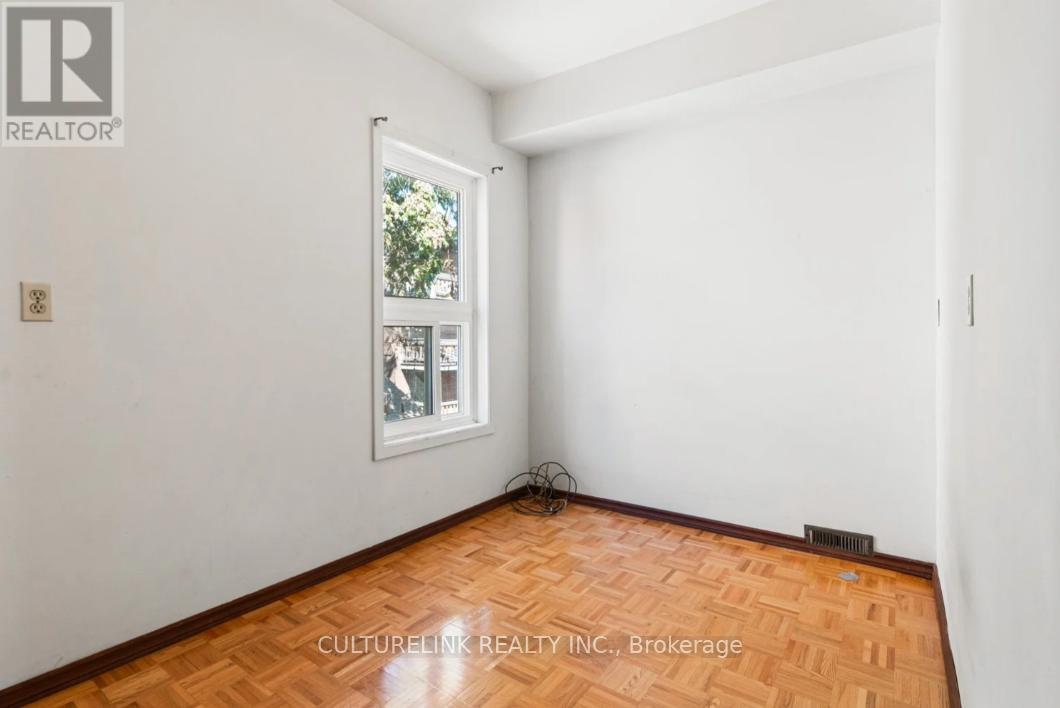 10 Clinton Place, Toronto, Ontario  M6G 1J9 - Photo 25 - C12446746
