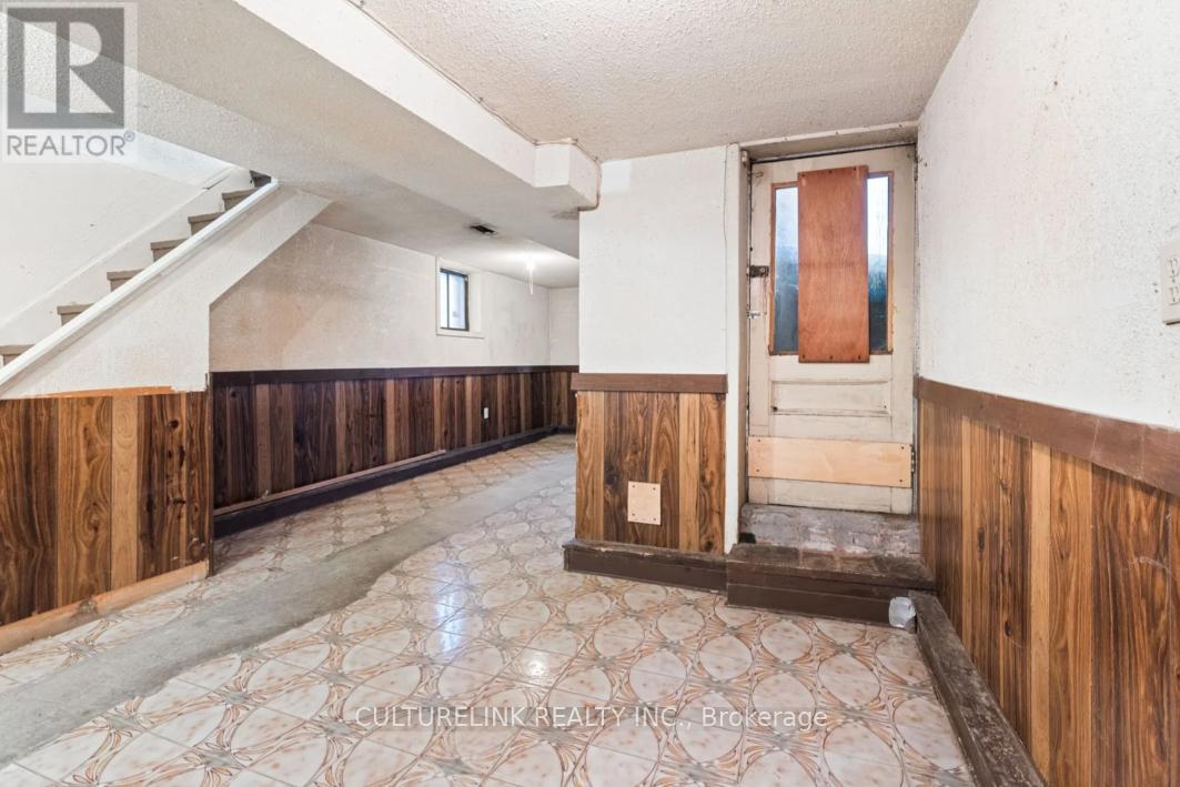 10 Clinton Place, Toronto, Ontario  M6G 1J9 - Photo 31 - C12446746