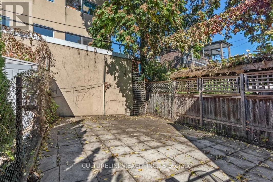 10 Clinton Place, Toronto, Ontario  M6G 1J9 - Photo 39 - C12446746