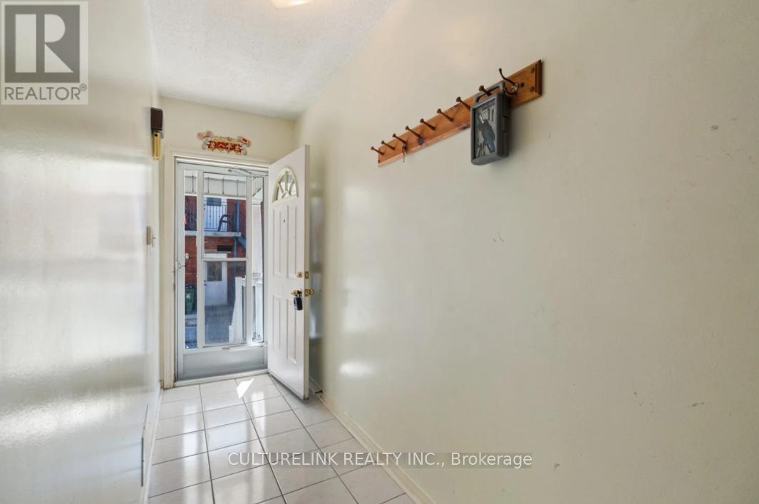 10 Clinton Place, Toronto, Ontario  M6G 1J9 - Photo 5 - C12446746