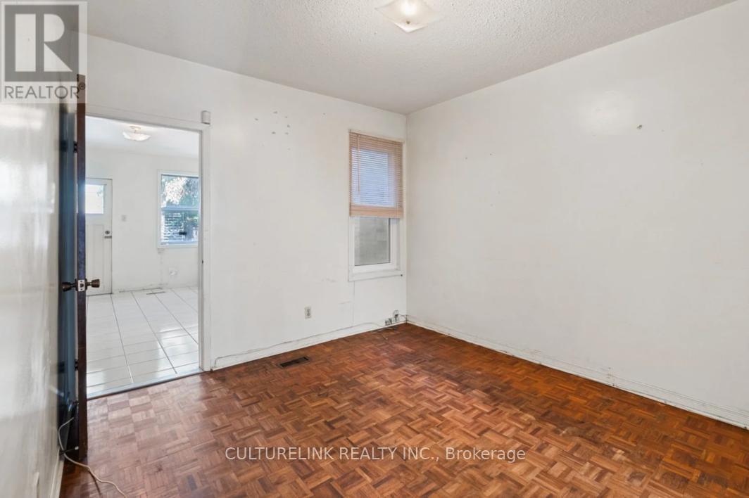 10 Clinton Place, Toronto, Ontario  M6G 1J9 - Photo 6 - C12446746