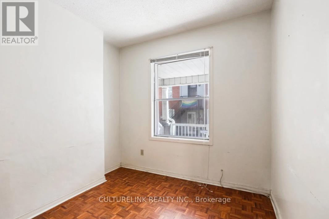 10 Clinton Place, Toronto, Ontario  M6G 1J9 - Photo 7 - C12446746