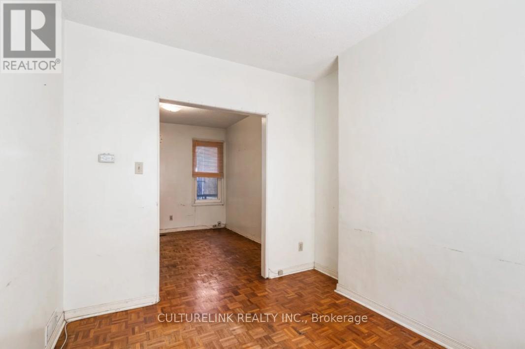 10 Clinton Place, Toronto, Ontario  M6G 1J9 - Photo 8 - C12446746