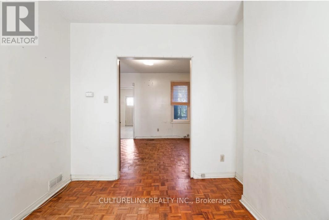 10 Clinton Place, Toronto, Ontario  M6G 1J9 - Photo 9 - C12446746