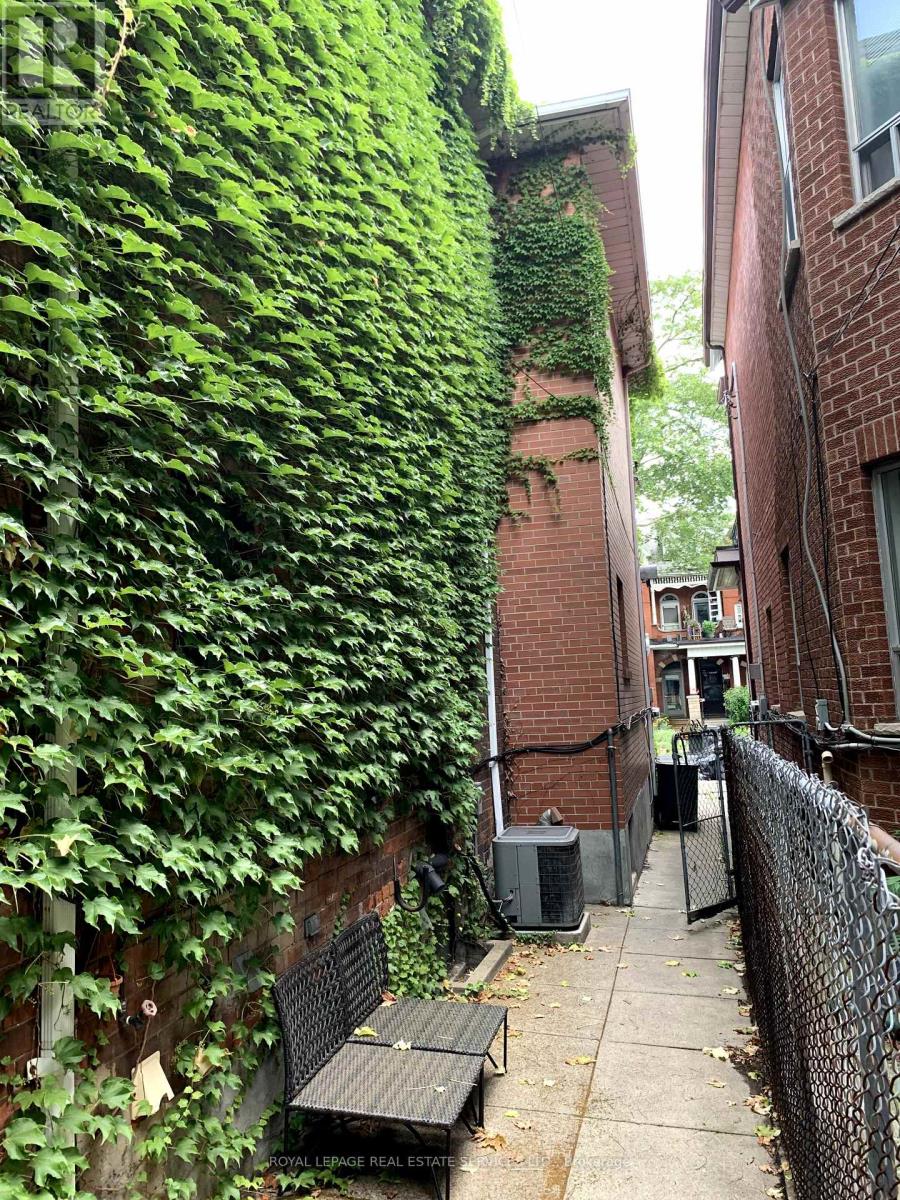464 Euclid Avenue, Toronto, Ontario  M6G 2S9 - Photo 3 - C12446775