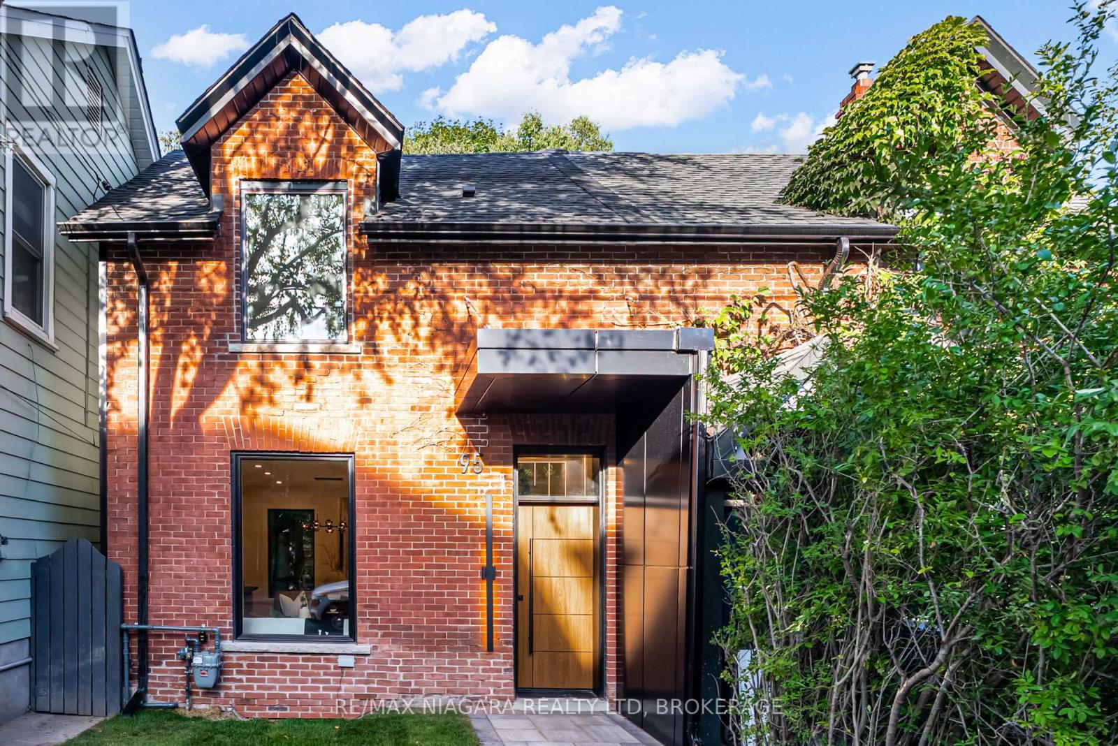 95 Kimberley Avenue, Toronto, Ontario  M4E 2Z4 - Photo 3 - E12446862