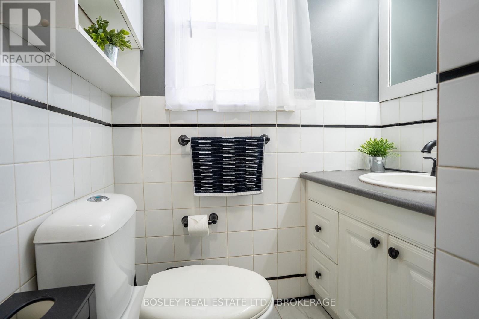 1568 Asgard Drive, Mississauga, Ontario  L5E 2B9 - Photo 8 - W12446789