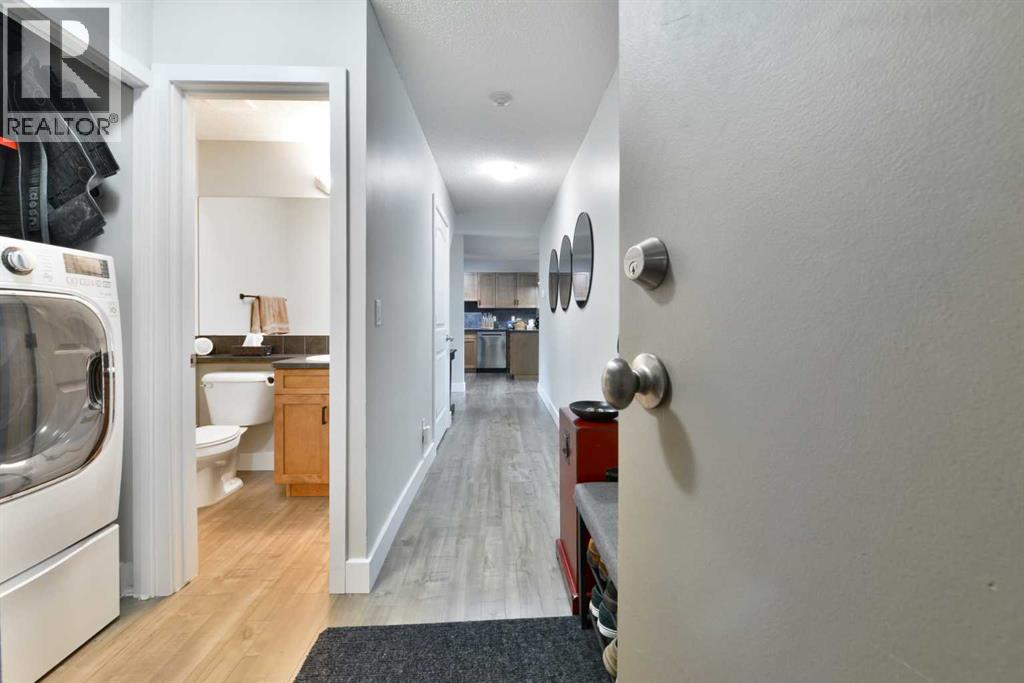 8, 301 Village Mews Sw, Calgary, Alberta  T3H 2L3 - Photo 3 - A2248553