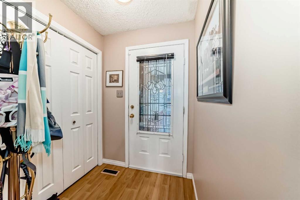 983 Woodbine Boulevard Sw, Calgary, Alberta  T2W 4A7 - Photo 4 - A2255928