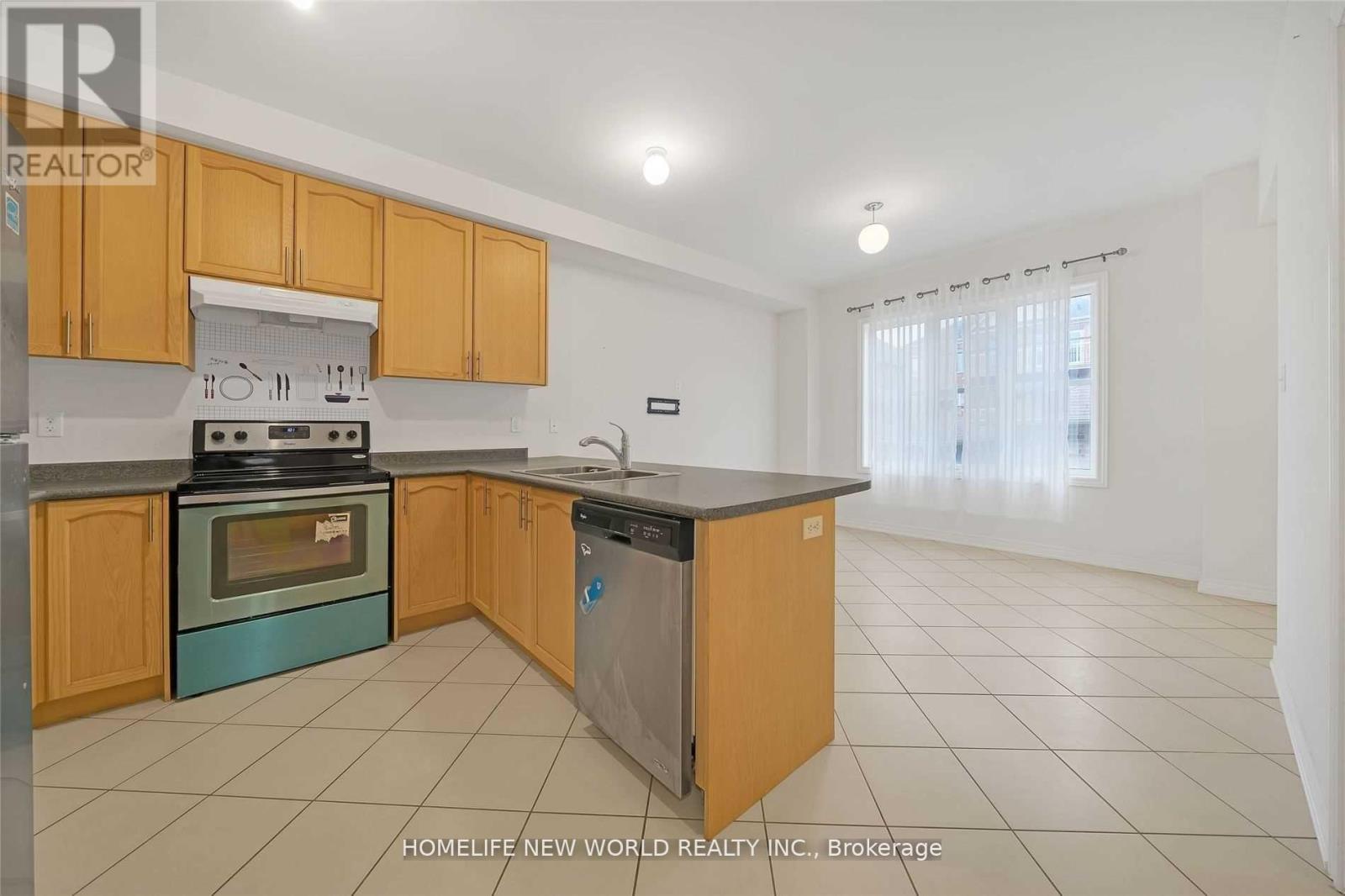 121 Christian Ritter Drive, Markham, Ontario  L6C 0V8 - Photo 6 - N12446718