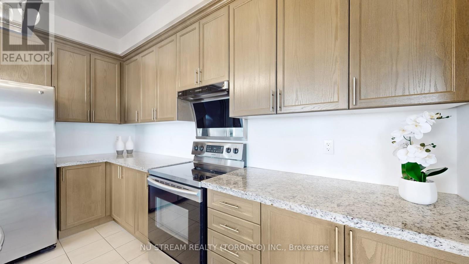 43 Eastgrove Square E, East Gwillimbury, Ontario  L9N 0R3 - Photo 13 - N12446774