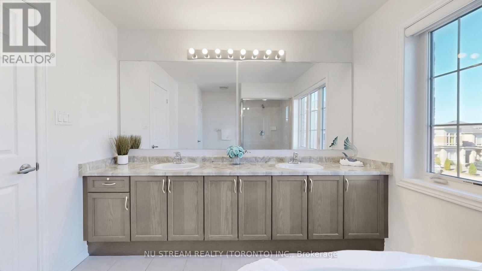 43 Eastgrove Square E, East Gwillimbury, Ontario  L9N 0R3 - Photo 21 - N12446774