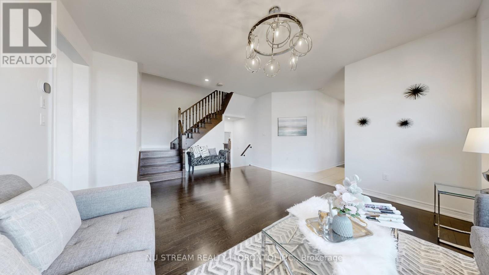43 Eastgrove Square E, East Gwillimbury, Ontario  L9N 0R3 - Photo 6 - N12446774