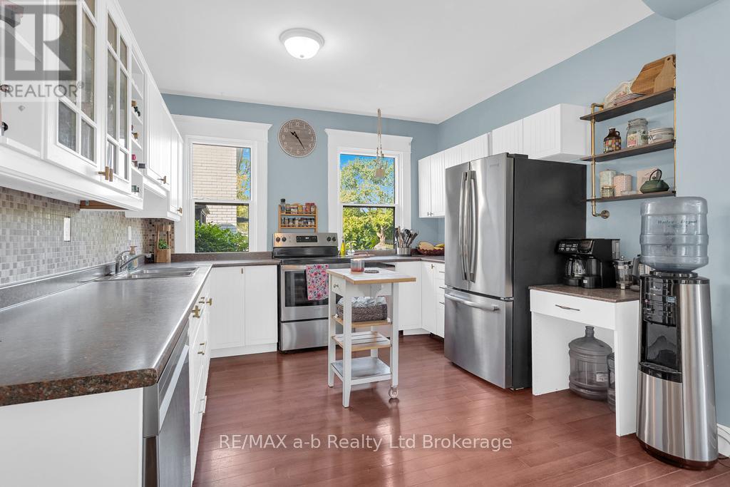 115 Winniett Street, Brant, Ontario  N3T 1N1 - Photo 13 - X12446911