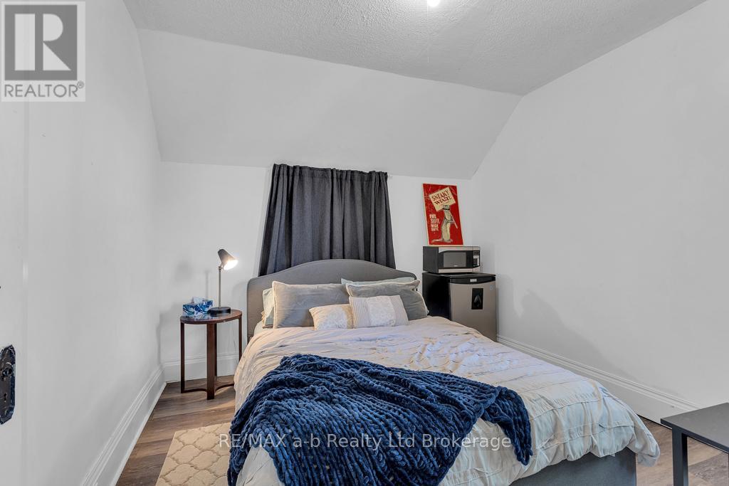 115 Winniett Street, Brant, Ontario  N3T 1N1 - Photo 24 - X12446911