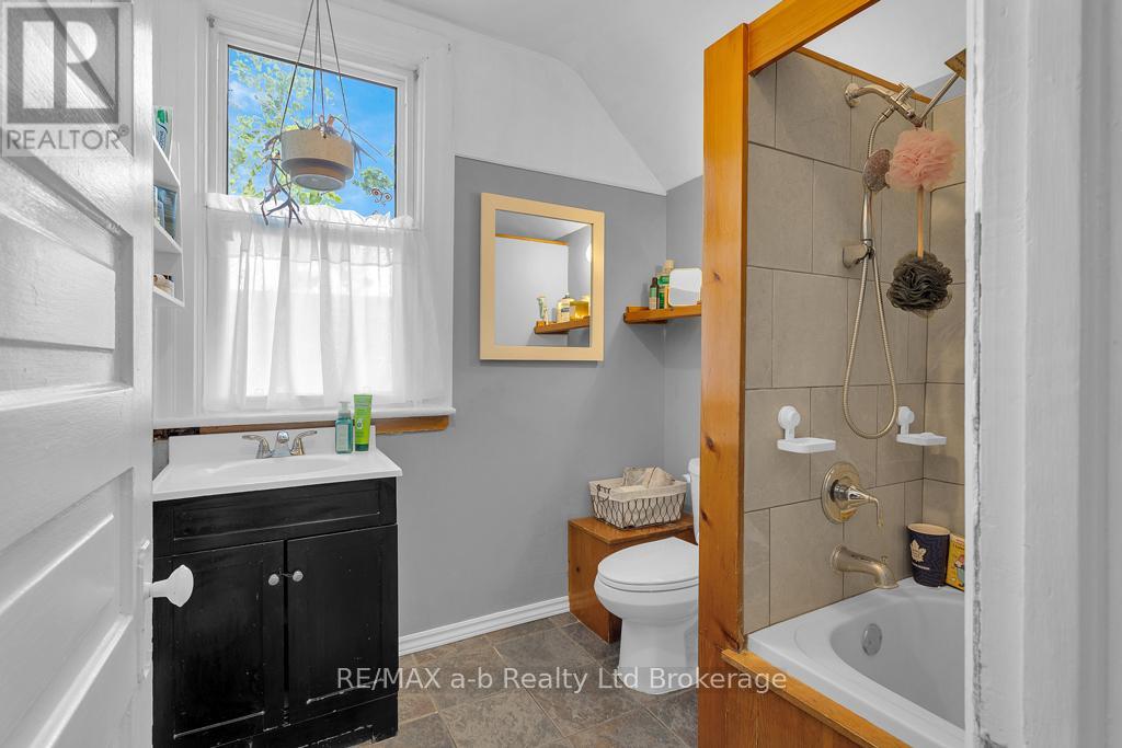 115 Winniett Street, Brant, Ontario  N3T 1N1 - Photo 25 - X12446911