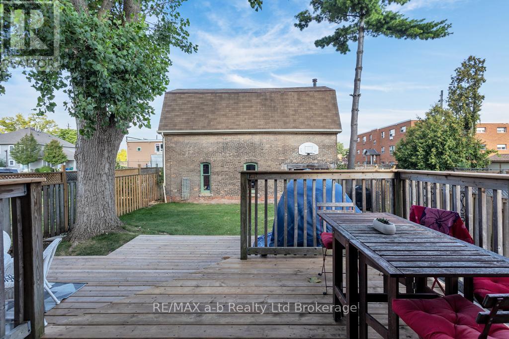 115 Winniett Street, Brant, Ontario  N3T 1N1 - Photo 3 - X12446911