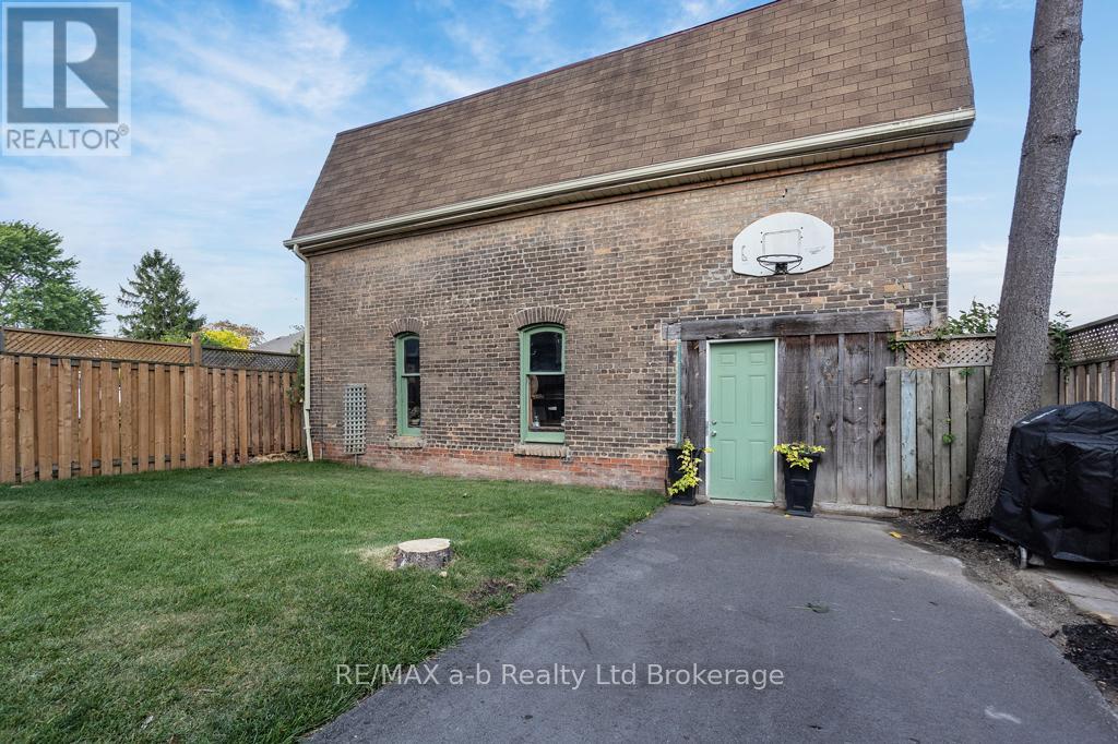 115 Winniett Street, Brant, Ontario  N3T 1N1 - Photo 4 - X12446911