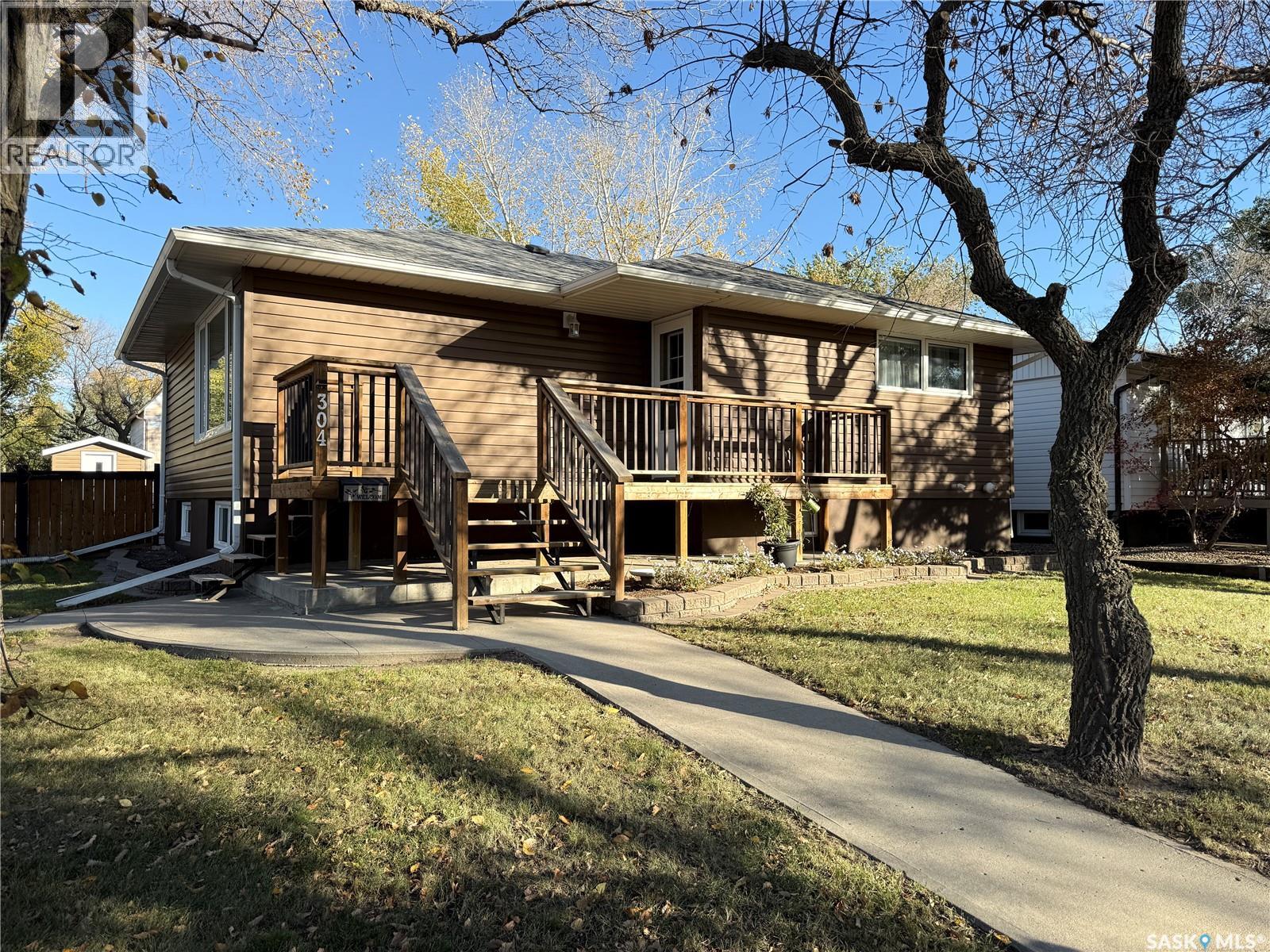 304 Government Road S, Weyburn, Saskatchewan  S4H 2A8 - Photo 1 - SK020177