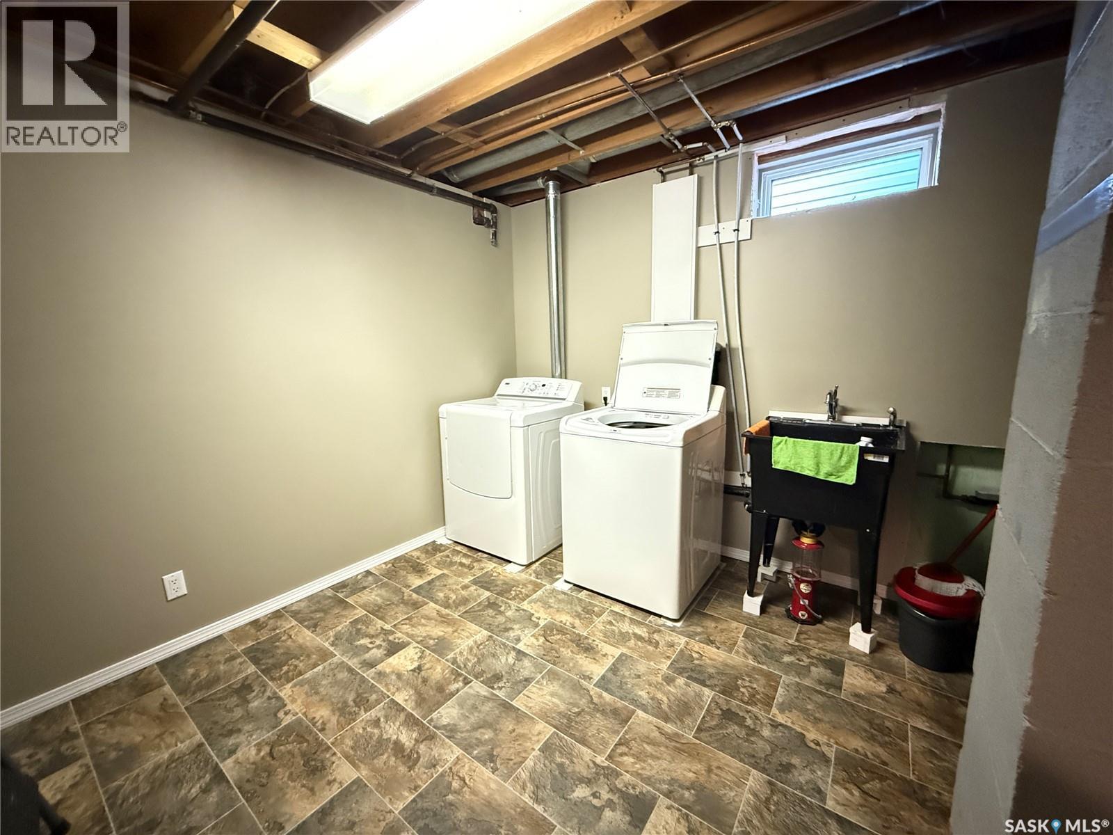 304 Government Road S, Weyburn, Saskatchewan  S4H 2A8 - Photo 27 - SK020177